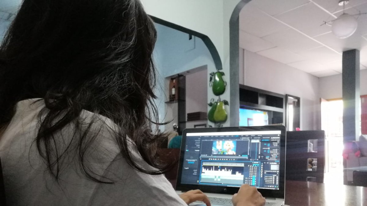 Jheimy Gironza, estudiante de la Universidad Católica de Santiago de Guayaquil, realiza sus prácticas preprofesionales desde su casa, por prevención ante la COVID-19.