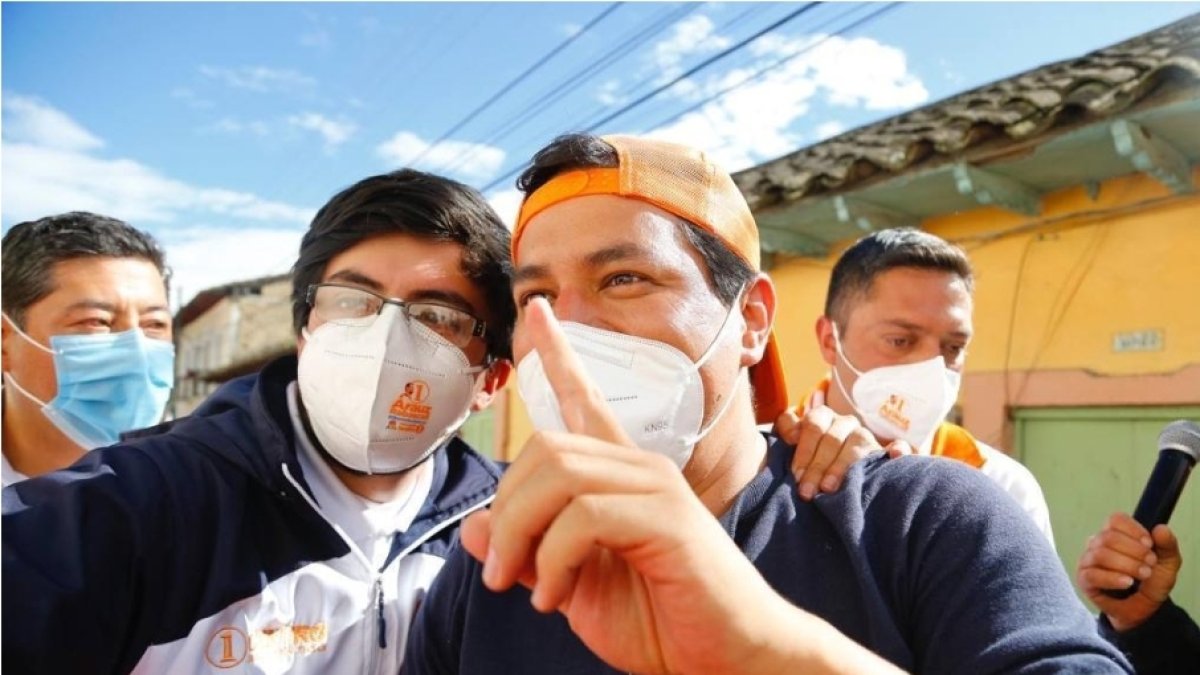 El candidato es acusado de entregar dádivas como pruebas de COVID-19.