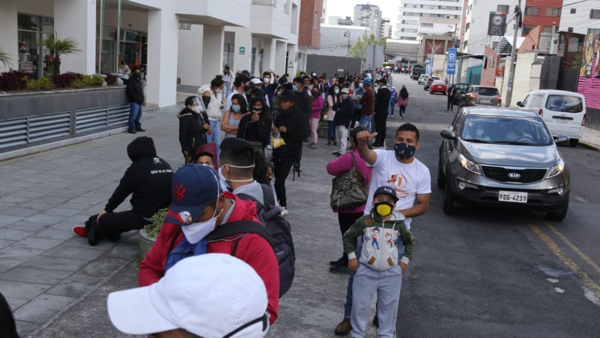 En Quito se registraron largas filas en el Registro Civil.