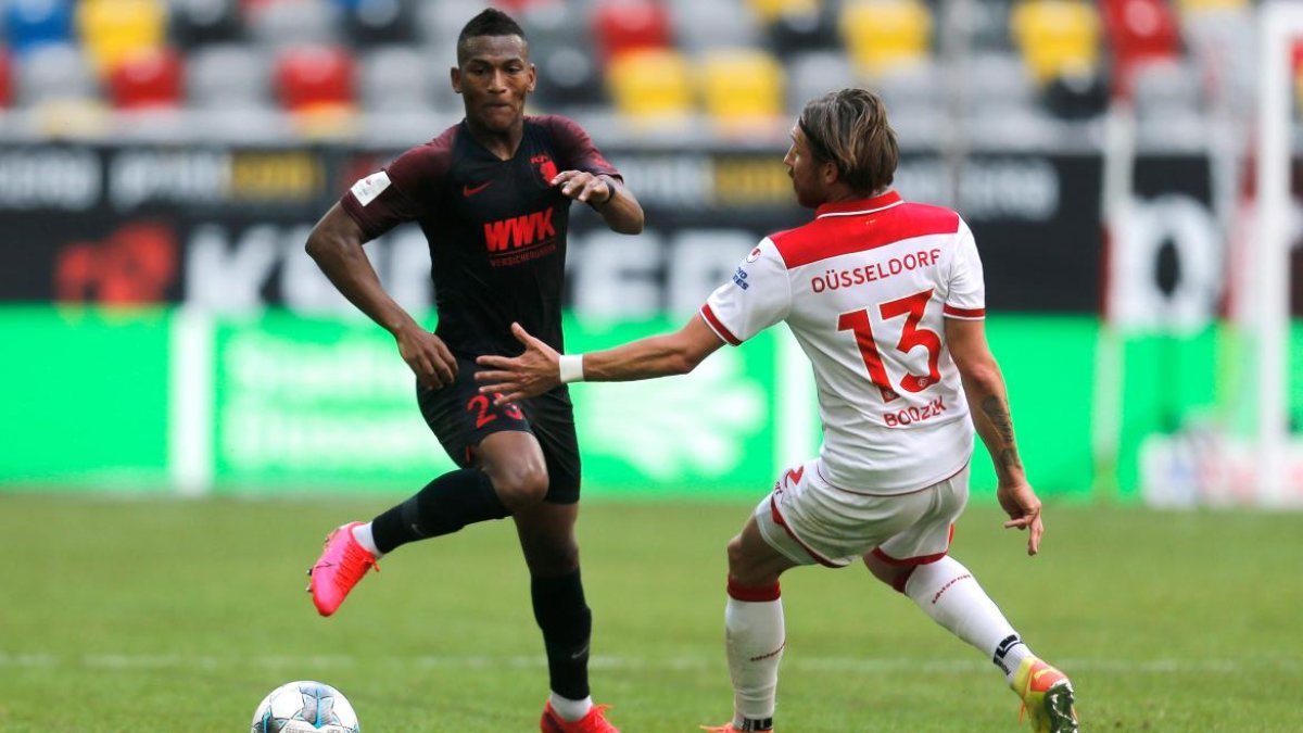 Carlos Gruezo, mediocampista del Augsburgo, fue uno de los elementos más regulares de su equipo en la caída.