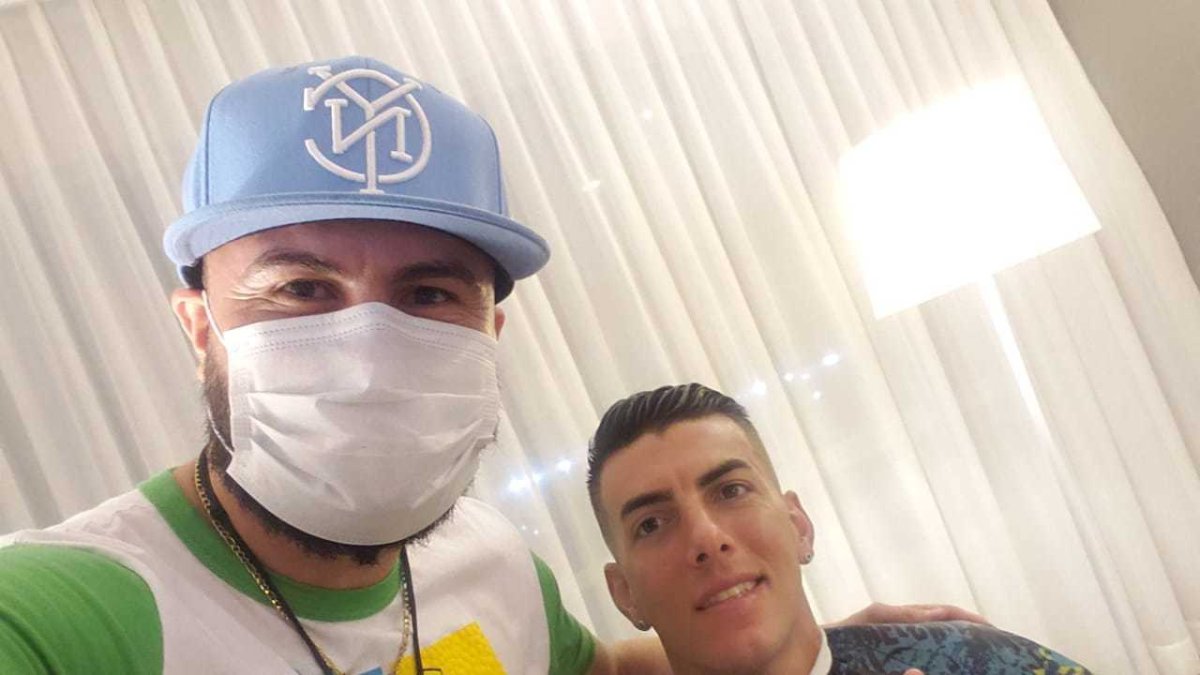 Carlos Monroy, barbero manabita, con el volante Michael Hoyos, refuerzo canario para esta temporada