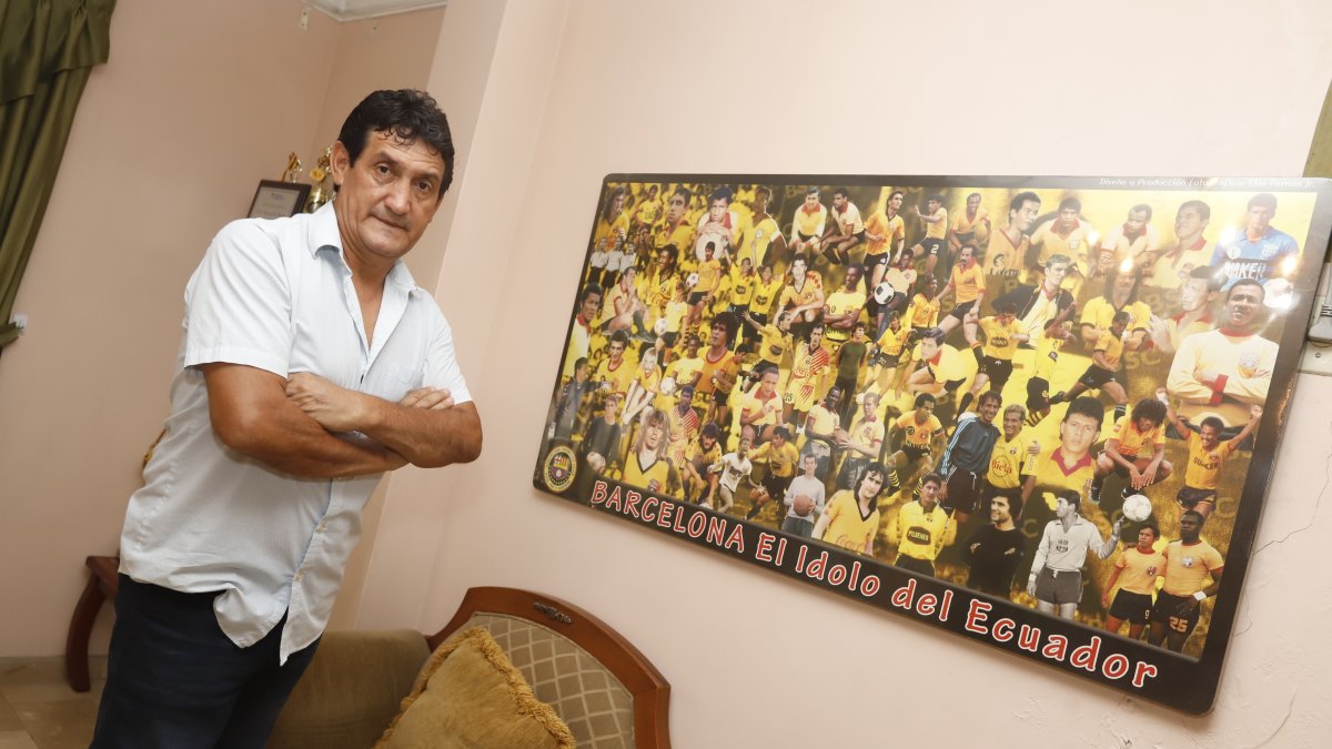 Julio César Rosero junto a un cuadro de su querido Barcelona, uno de los equipos donde militó el Emperador.