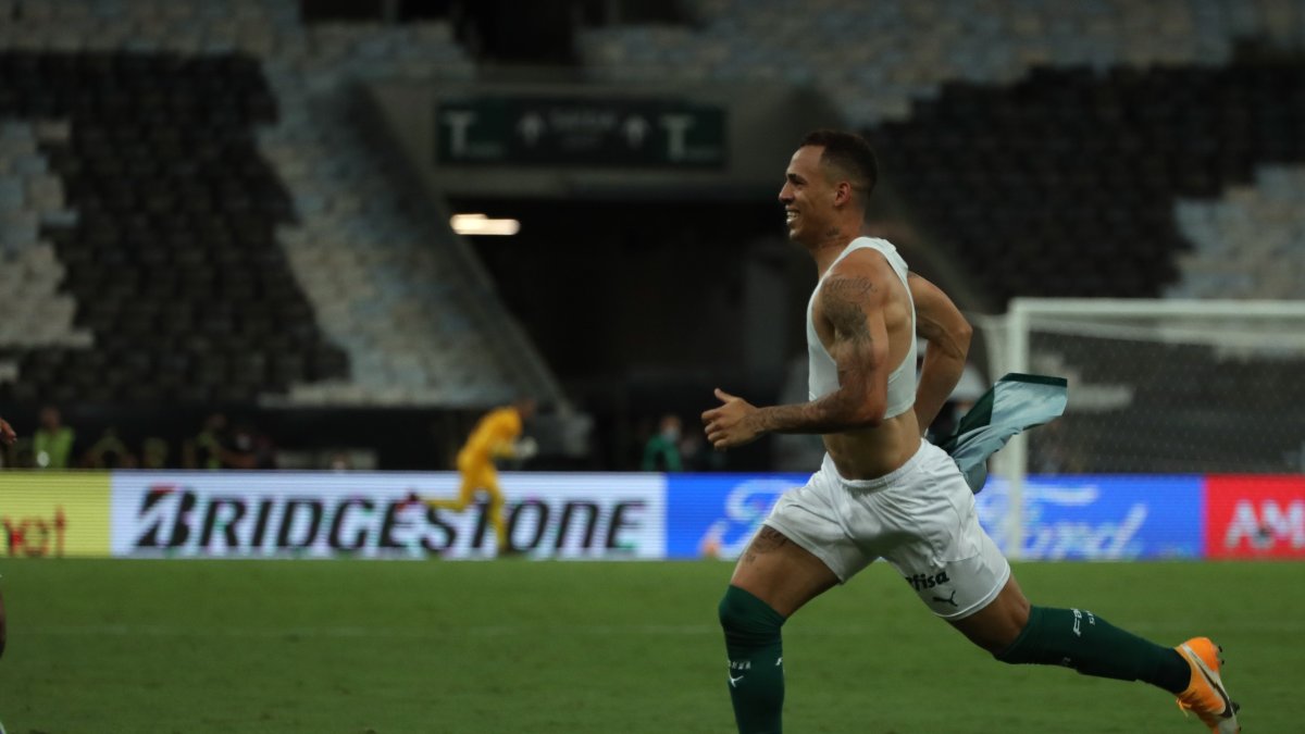 Breno Henrique Vasconcelos de Palmeiras anota un gol hoy, durante el partido entre Palmeiras y Santos por la final de la Copa Libertadores, en el estadio Maracaná de Río de Janeiro.