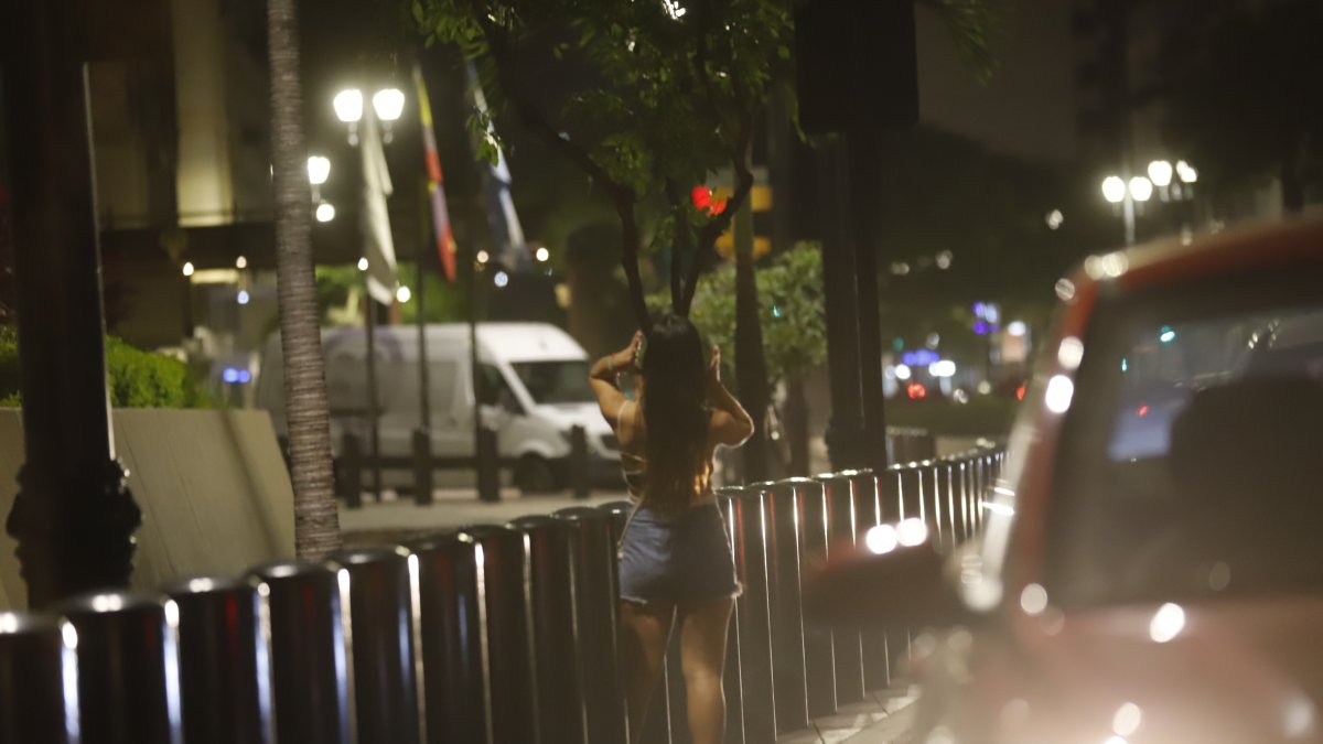 Calle. La avenida Nueve de Octubre se vuelve una pasarela de quienes caminan buscando un cliente.