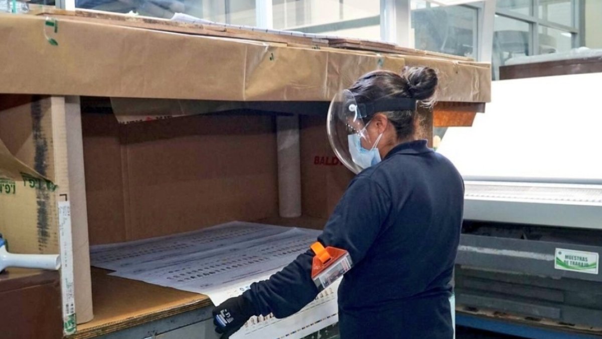 El Instituto Geográfico Militar inició la madrugada de hoy, 31 de enero de 2021, la impresión de papeletas al Parlamento Andino.