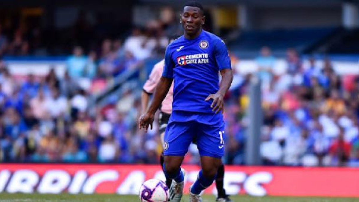 Brayan Angulo no pasó de la suplencia en el duelo contra el Necaxa.