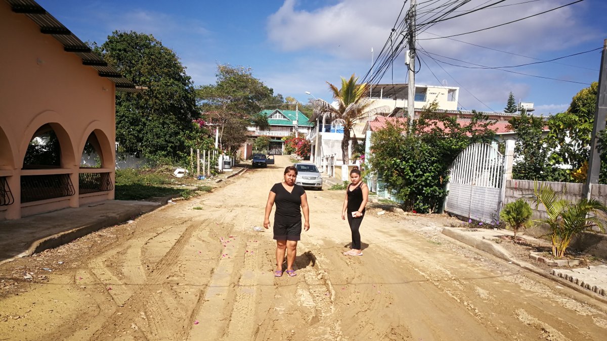 Abandono. Dos vecinas de La Victoria, una ciudadela ubicada al norte de General Villamil, paradas en medio de la vía sin asfalto, un escenario que se repite en los alrededores del lugar.