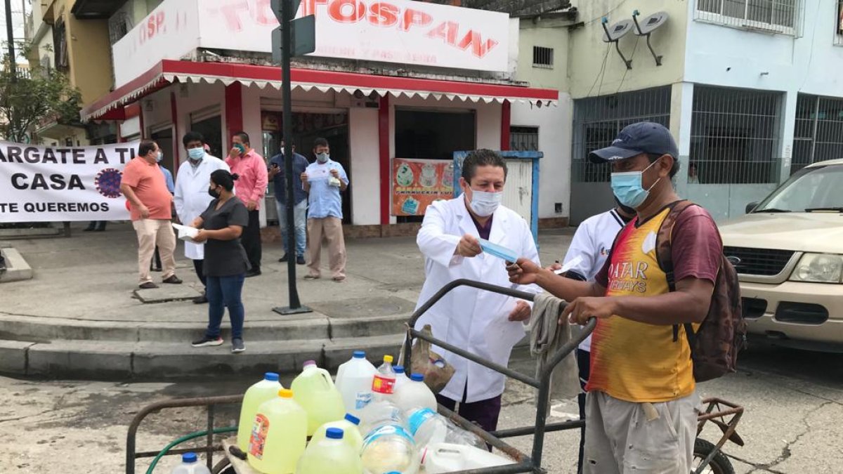 Un habitante del suburbio recibe información sobre el virus.