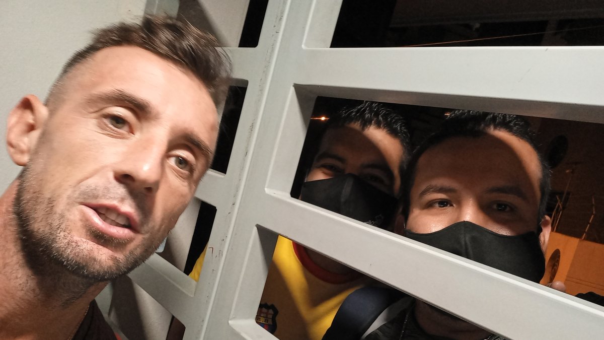 Uno de los fanáticos de Barcelona logra tomarse una foto con Damián Díaz.