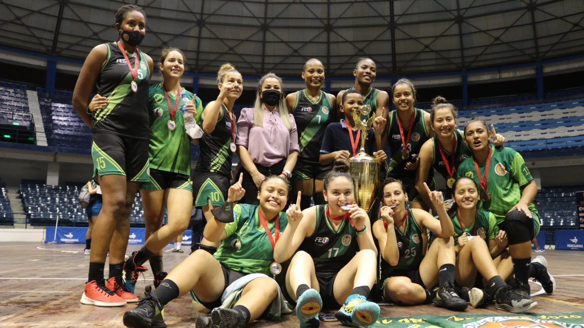 Celebración. La plantilla de Audaz Octubrino festeja con el trofeo y las medallas la obtención del título en la Liga Femenina de Baloncesto tras vencer a Victoria Cogarol.