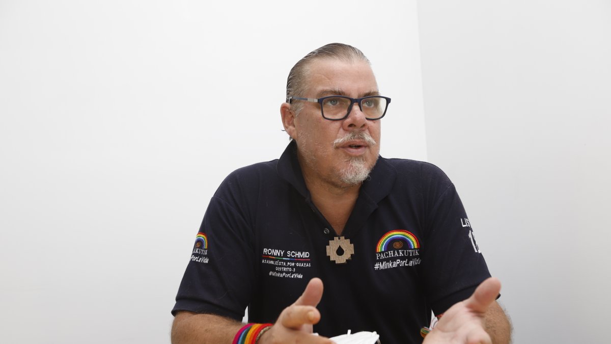 El candidato ha laborado en varios medios de comunicación como reportero, editor, camarógrafo, locutor y sonidista.