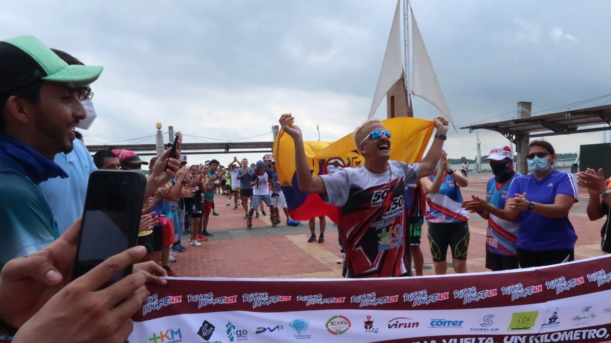El ultramaratonista ecuatoriano muestra su alegría al cruzar la meta en la maratón 50.