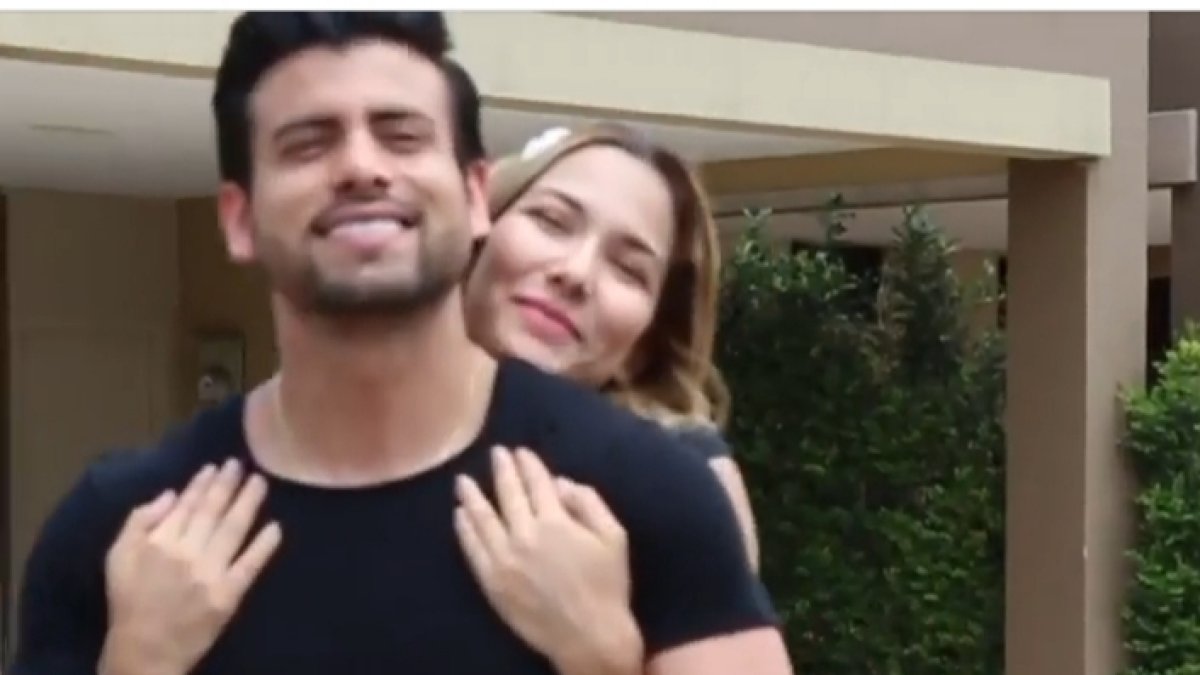 Efraín con la presentadora y pareja.