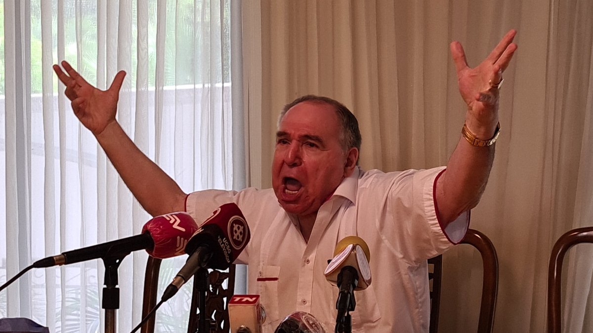 El expresidente encabeza la lista nacional a la Asamblea por el partido Fuerza EC.