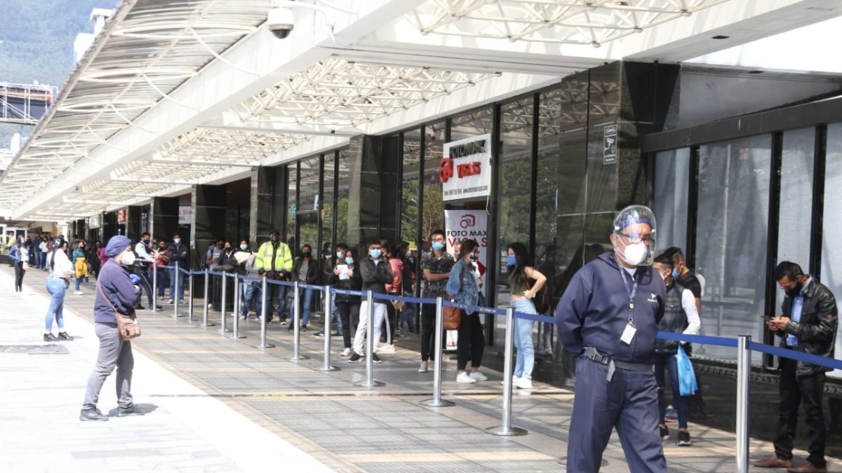 Largas filas se formaron en los exteriores del Registro Civil para la obtención de la cédula de identidad.