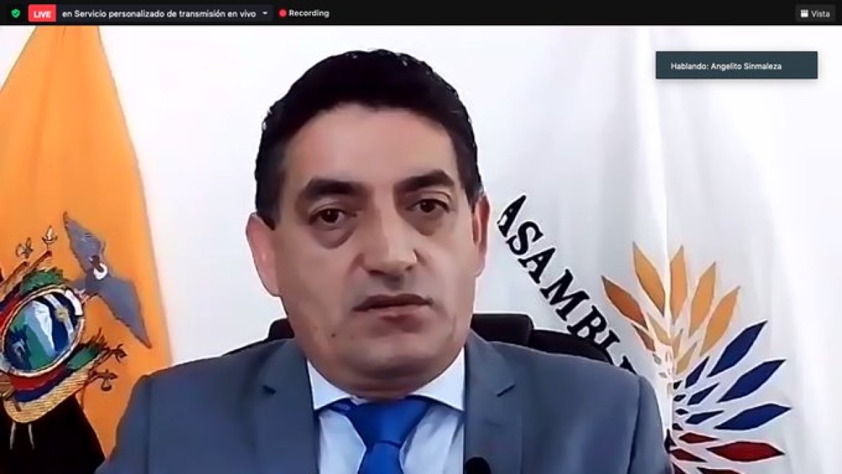 El asambleísta Ángel Sinmaleza en rueda de prensa.