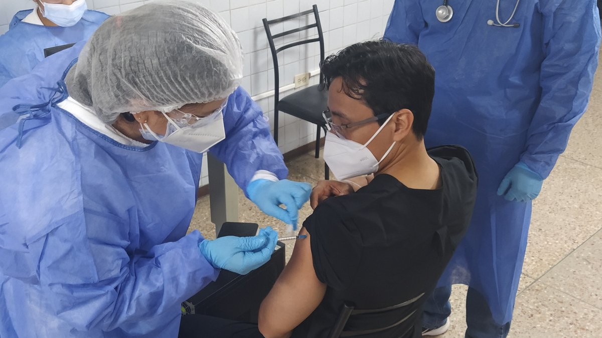 Los médicos de primera línea que atienden a los pacientes del Covid, fueron los primeros en ser vacunados