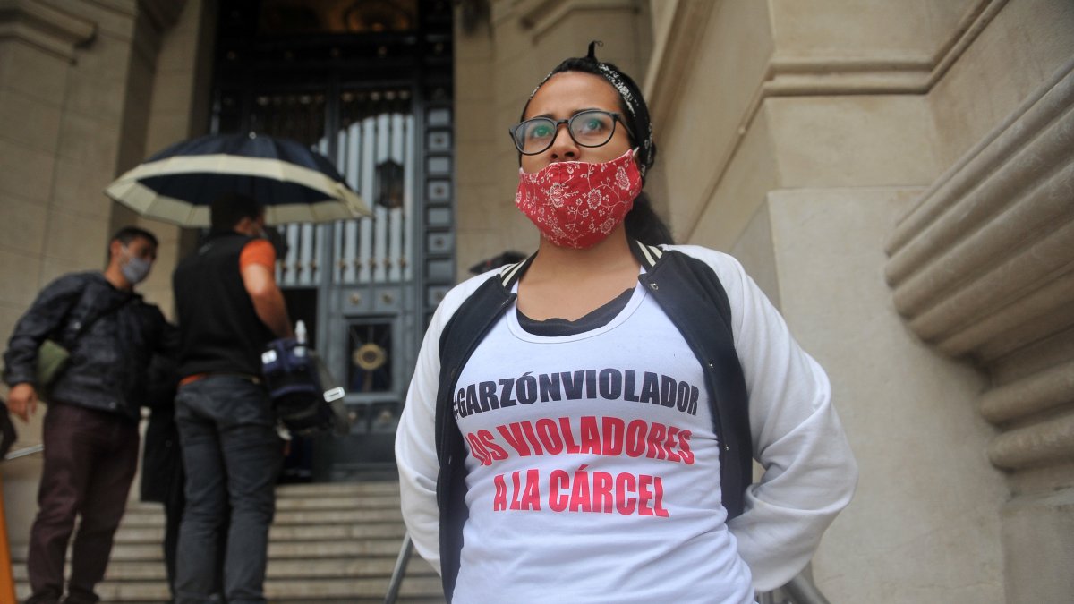 Amigos y familiares de la joven venezolana violada la semana pasada a manos presuntamente de su jefe, Humberto Garzón, en el barrio porteño de Once, famoso por la venta de textiles, se reúnen para protestar hoy frente el Palacio de Justicia, donde declara de forma virtual el acusado del abuso, en Buenos Aires (Argentina).