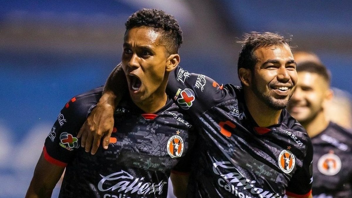 Fidel Martínez (i) marcó los dos goles (uno de penal) en el empate como visitantes ante el San Luis