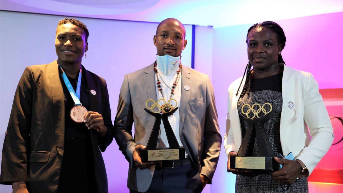 Ericka Pachito (i) recibió la presea de los Juegos Panamericanos de Lima que le fue reasignada, mientras que a Góngora y Chalá se le adjudicaron el Citius Altius Fortius a los mejores.