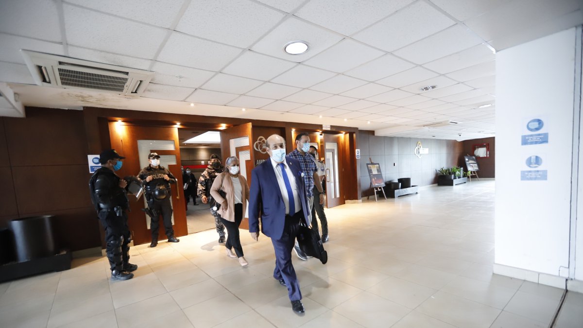 El juez Reinaldo Cevallos dispuso el estudio un día después de suspender la audiencia preparatoria de juicio, en el proceso de peculado.