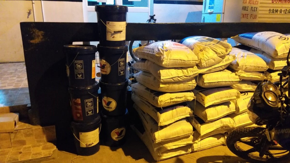 Evidencias. Canecas de aceite y sacos con balanceado, entre los indicios.