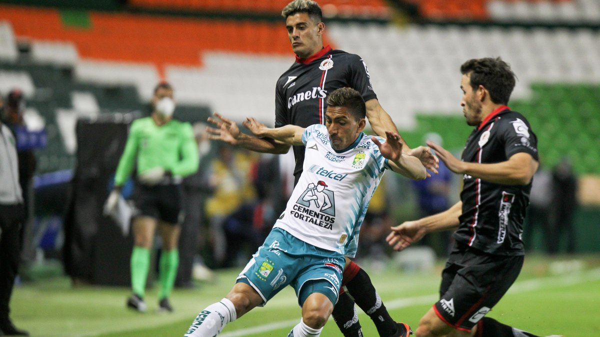 El ecuatoriano Ángel Mena disputa el balón con Camilo Mayada del Atlético San Luis