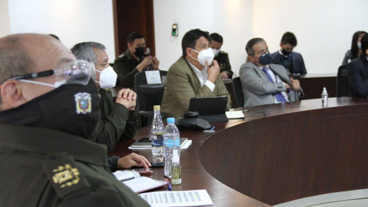 El ministro Patricio Pazmiño se reunió con el alto mando policial y los gobernadores para afinar el plan de seguridad electoral.
