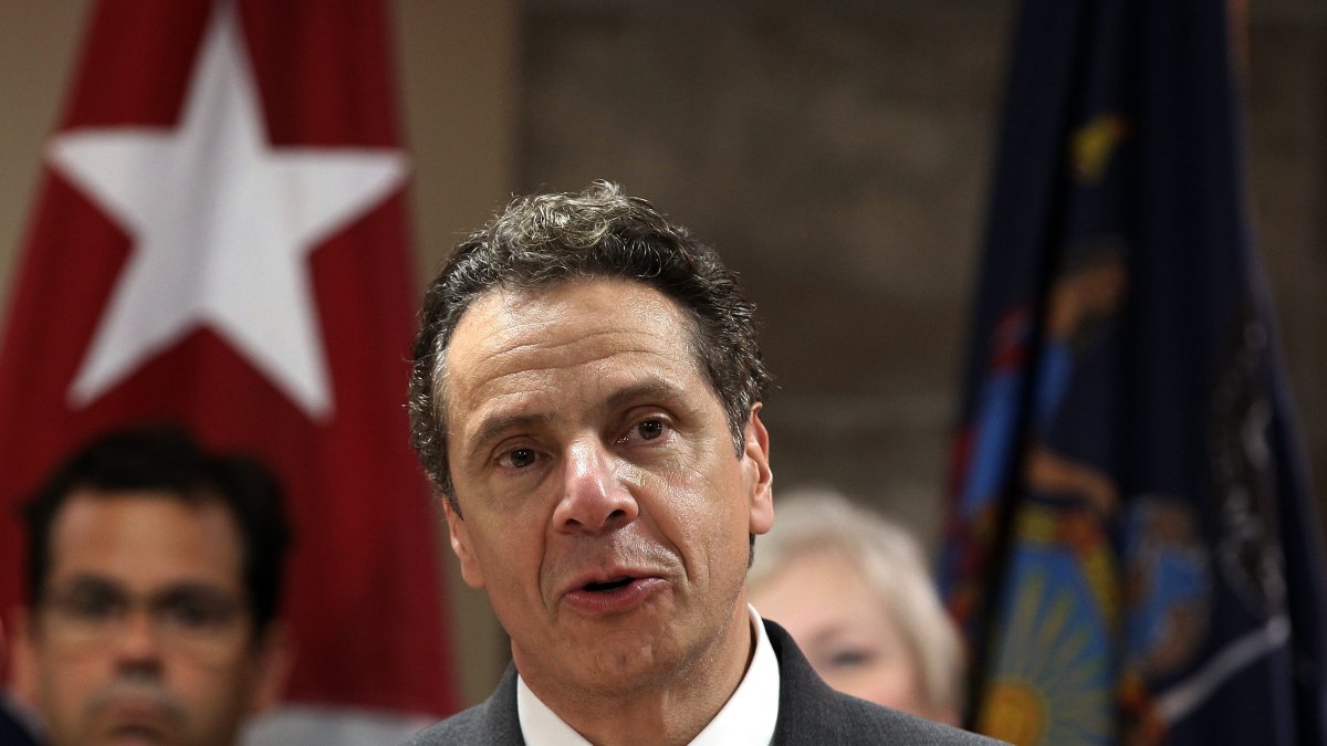 En la imagen un registro del gobernador del estado de Nueva York, Andrew Cuomo, quien indicó que 