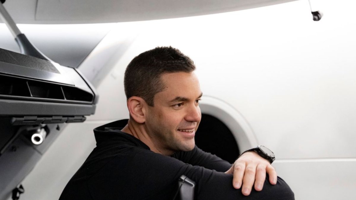 Jared Isaacman en la sede de SpaceX en Hawthorne, California.