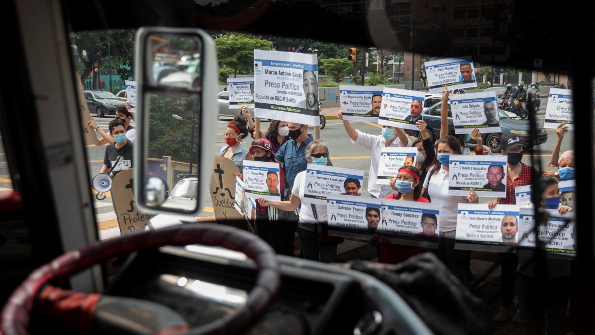Fotografía tomada el pasado 10 de diciembre en la que se registró a decenas de personas al exigier el respeto de los derechos humanos en una calle en Caracas (Venezuela).