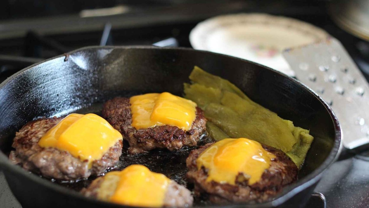 El artículo explicó que cuando se calienta la sartén desde abajo se establece un gradiante de temperatura en la capa de aceite.