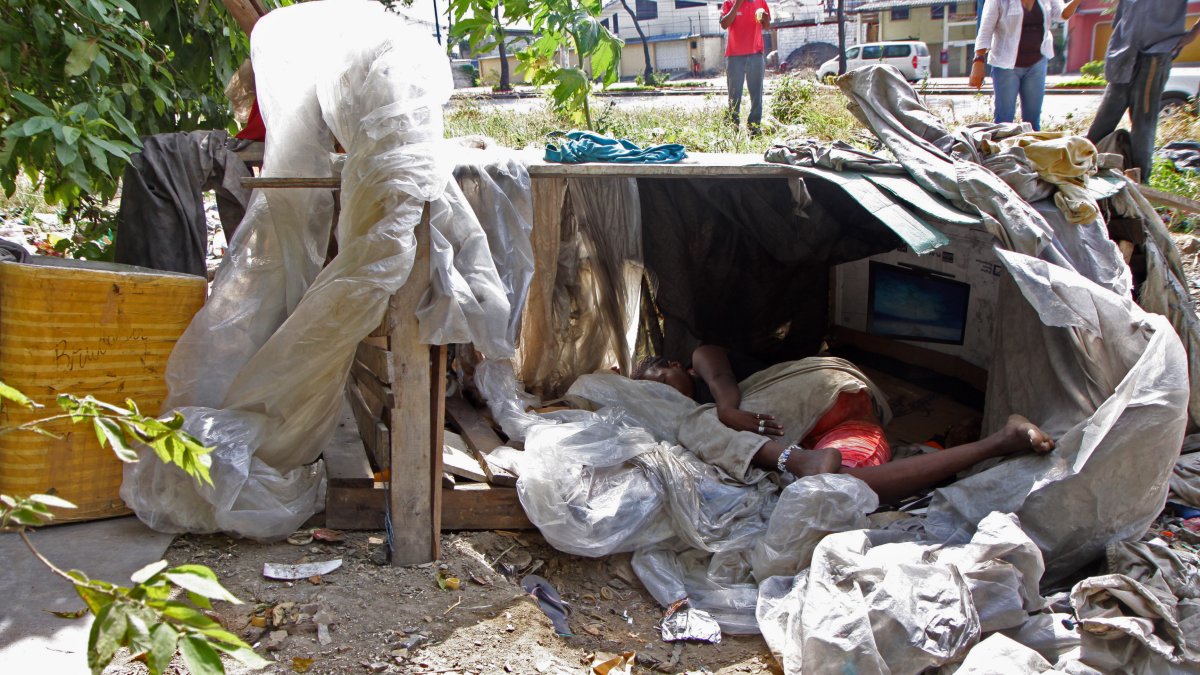 Varios indigentes viven en las partes bajas del Cerro de Bellavista.