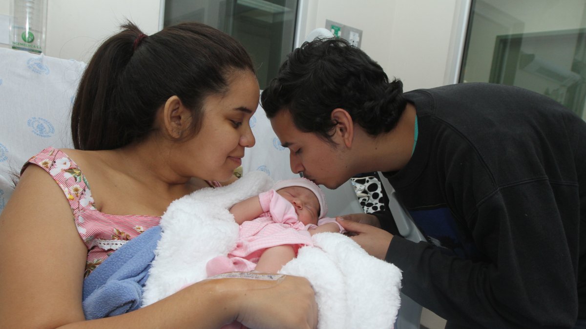 Imagen de referencia: Padres acariciando a su bebé recién nacido en un hospital de Guayaquil.