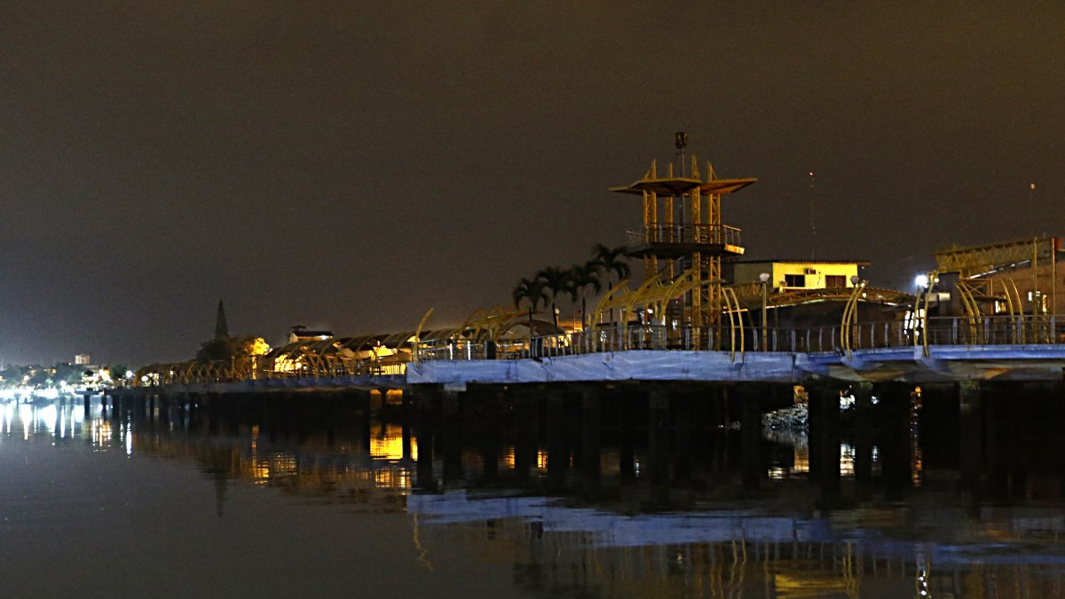 El problema. Si no fuera por los postes y luminarias del entorno, este tramo del parque permanecería en su totalidad en tinieblas cada noche.
