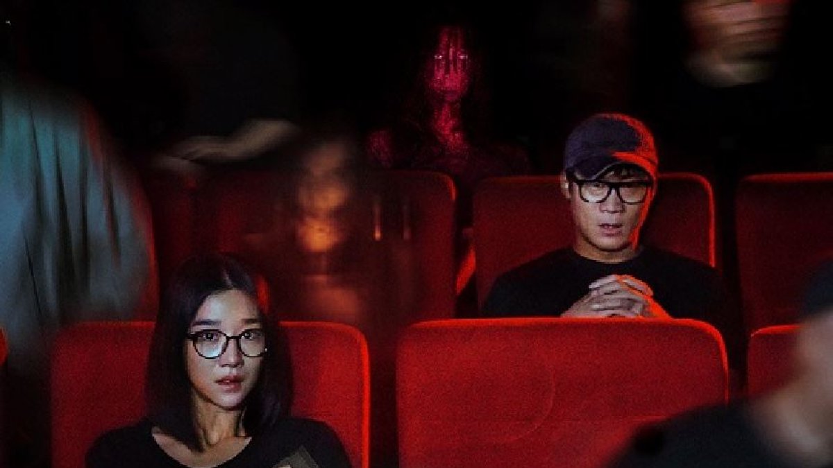 Color bien aprovechado, muchos simbolismos e interesantes efectos de sonido marcan esta película que vale la pena ver.