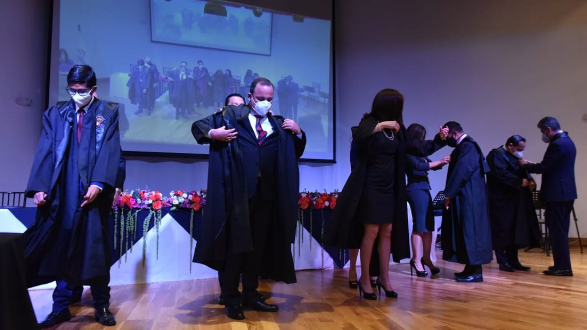 Ceremonia. Los nuevos jueces y conjueces recibieron este miércoles su indumentaria durante su posesión.