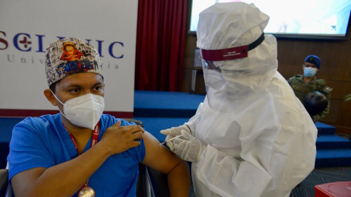 Personal médico de hospitales públicos y privados se vacunaron este 3 de febrero en la Universidad Espíritu Santo, en Samborondón.