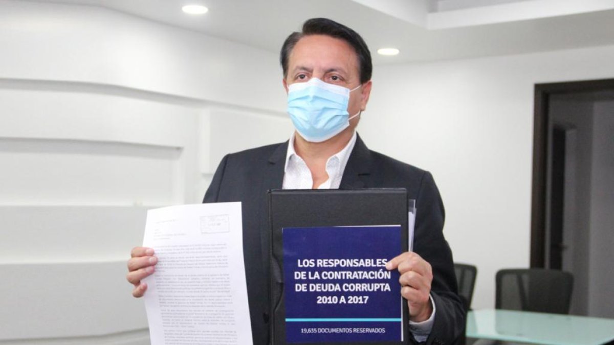 Denuncia. El activista y político Fernando Villavicencio acudió a la Contraloría el pasado 14 de enero.