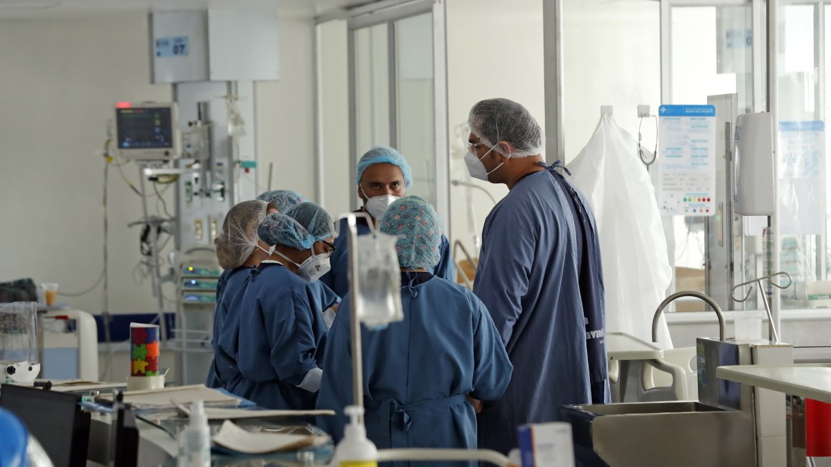 Personal médico atiende a un enfermo en una unidad de cuidado intensivo de COVID.