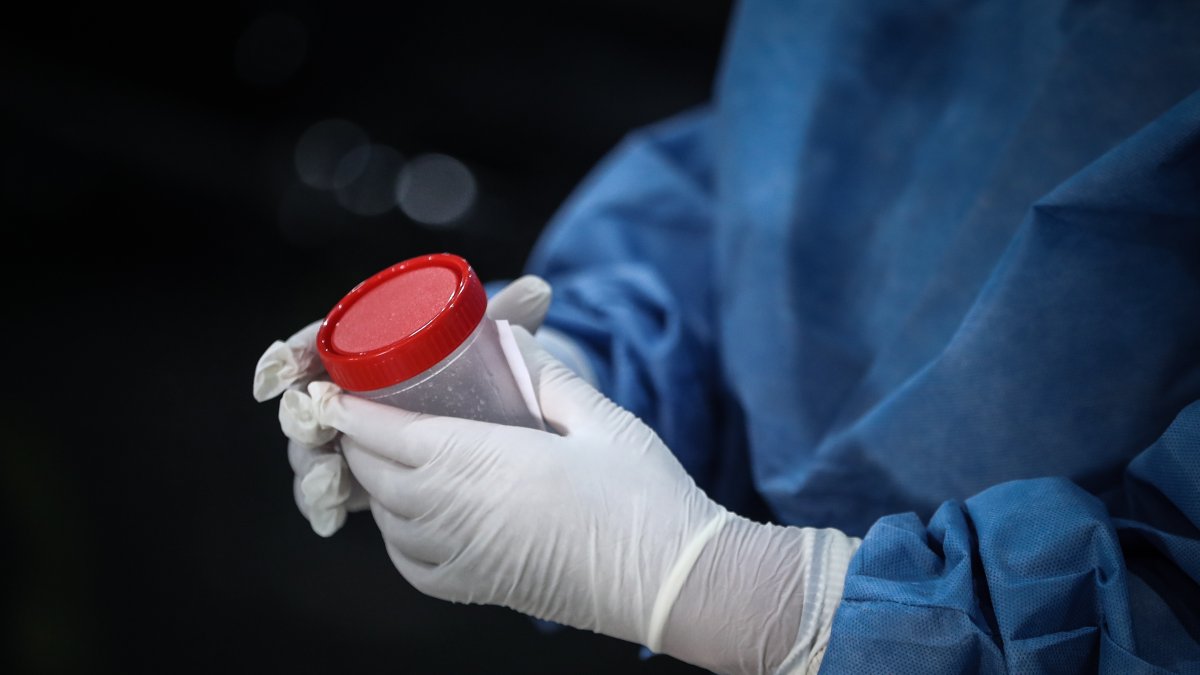 Colaborar en la lucha para frenar la pandemia de covid-19 es cada vez más accesible, y ahora puede hacerse donando la tos.