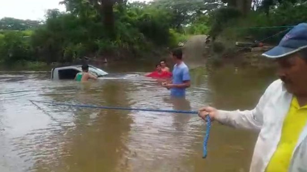 Los pobladores de Colimes deben usar gabarras, ante la falta de un puente. Dos vehículos cayeron al río en días recientes.
