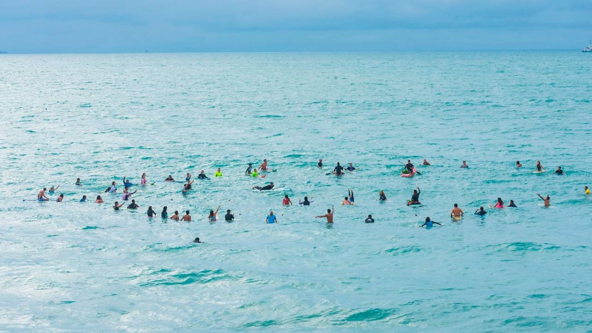 Homenaje. Cerca de 57 surfistas participaron en Ballenita del último adiós.
