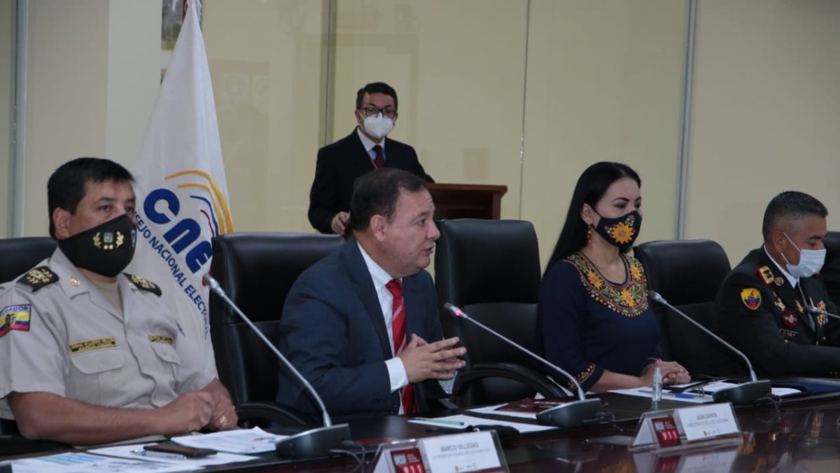 Llamado. Los directivos del COE y el CNE pidieron colaboración ciudadana durante las elecciones del domingo.