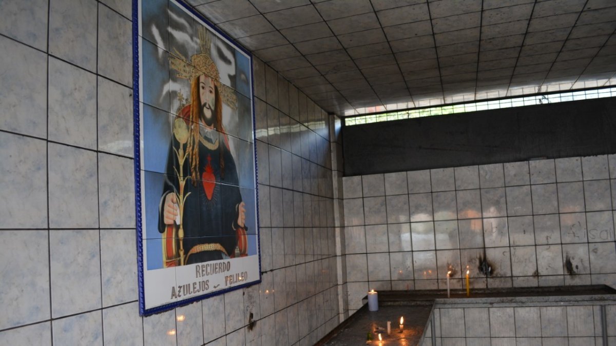 Veneración. Los devotos al Señor del Terremoto colocan las velas de varios colores, de acuerdo al deseo, en el oratorio