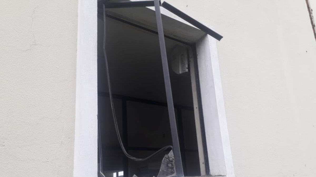 La ventana por donde ingresaron los delincuentes a la oficina del Municipio de Daule.