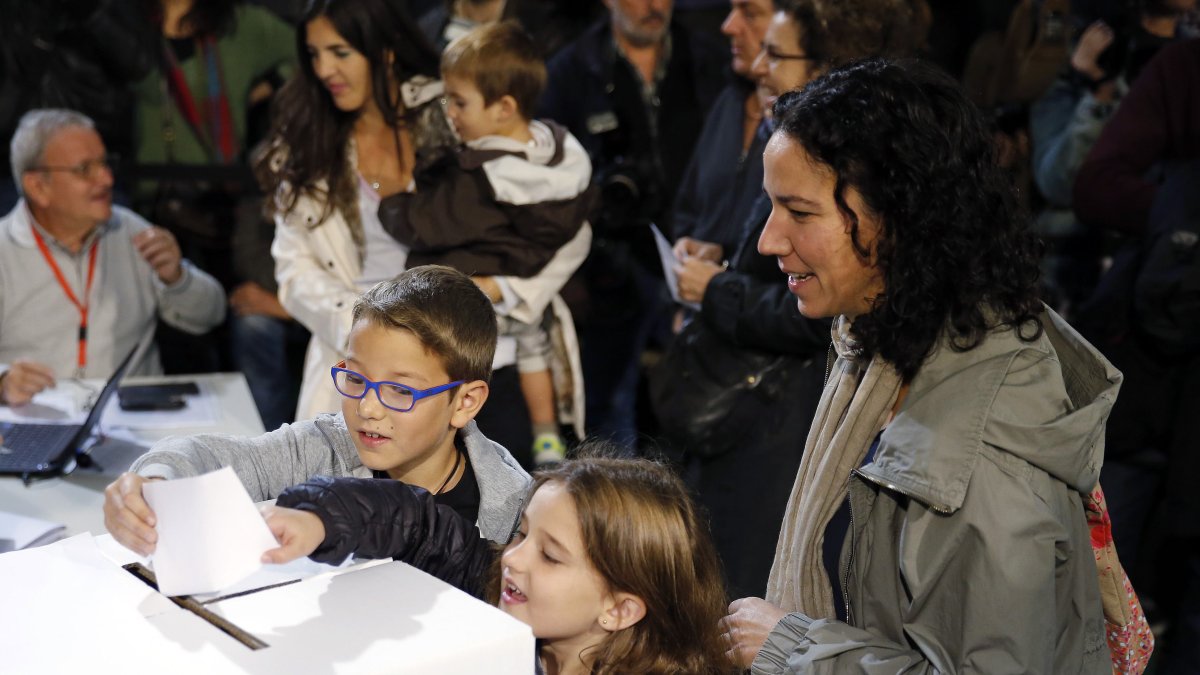 Referencia: Los ecuatorianos en el extranjero se alistan para votar por el nuevo presidente de Ecuador.