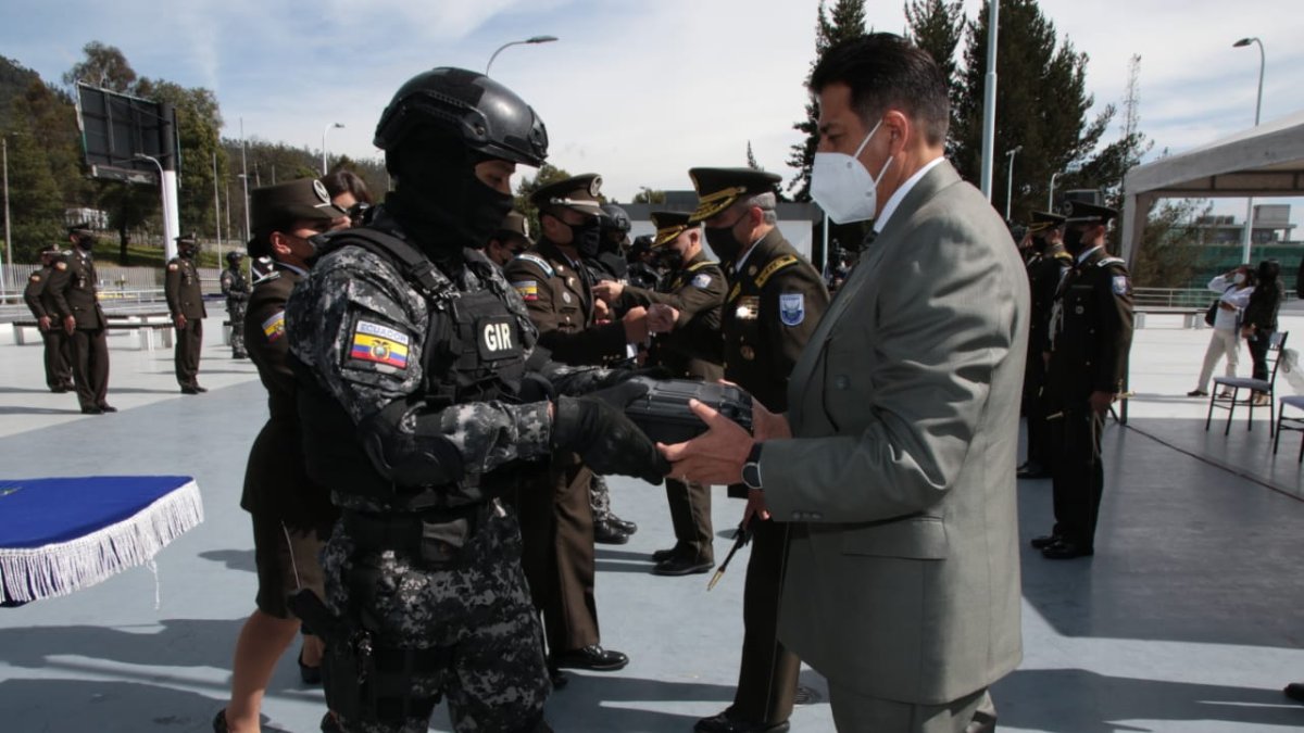 Dotación. El ministro de Gobierno Patricio Pazmiño entregó 527 dispositivos Spark de energía conducida a la Policía.