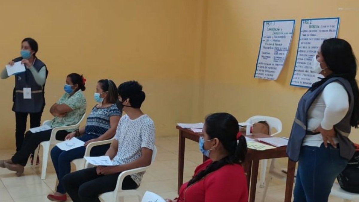 Estudiantes designados para integrar las juntas receptoras del voto participan en un simulacro.