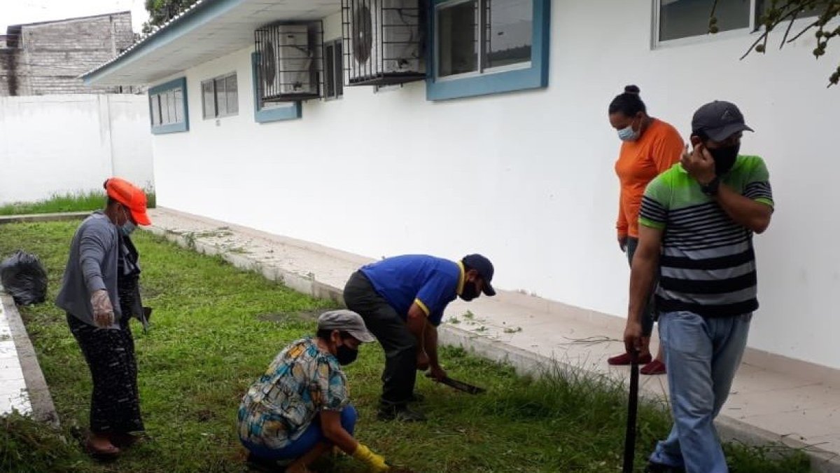 El desbroce de maleza es una de las tareas que ejecuta la comunidad educativa